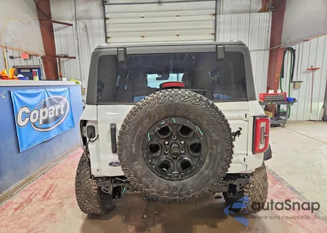 2023 Ford Bronco Base z USA, uszkodzony, nr VIN 1FMEE5DP7PLB53278